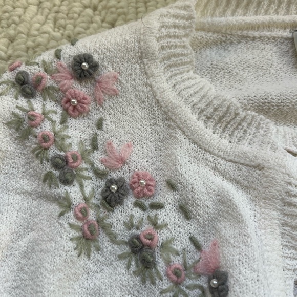 white cardigan with floral details small - Picture 3 of 5